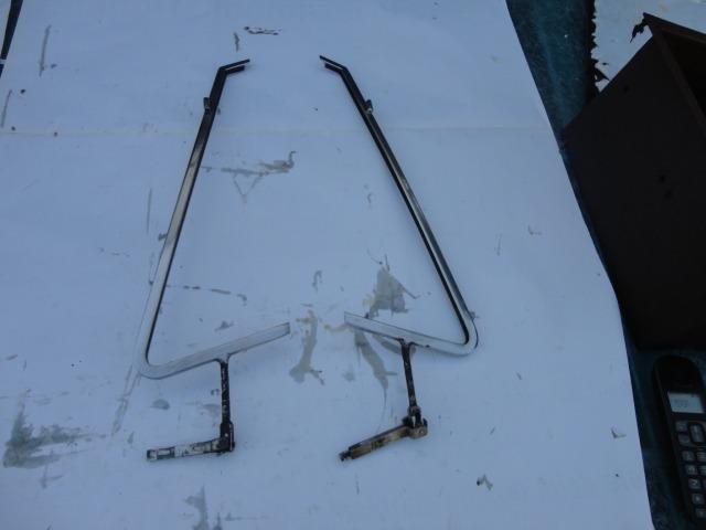 Cadres de vitres triangulaires Maserati QPT AM107 LesAnciennes.com