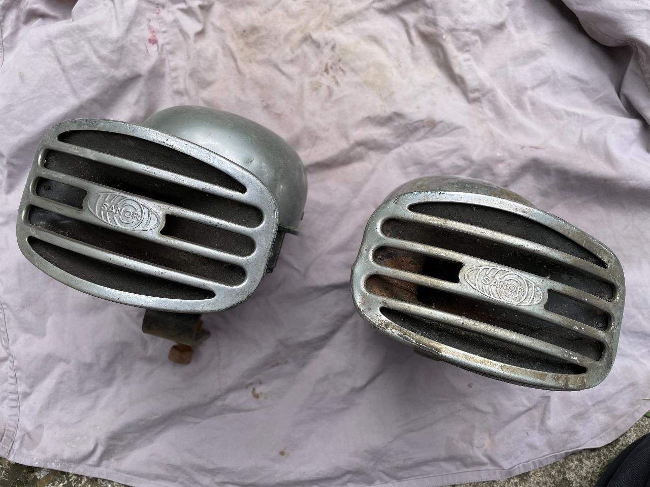 SANOR Avertisseurs. 6 volts et 12 volts. LesAnciennes.com