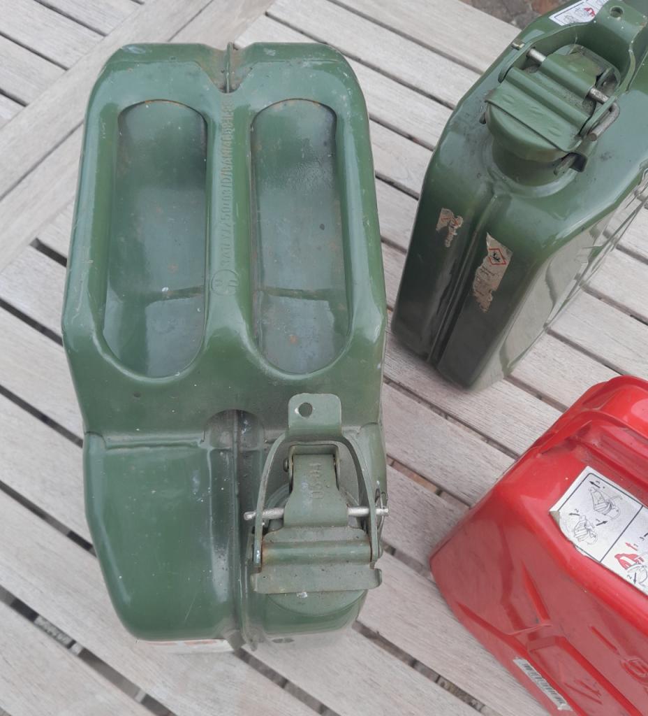 Jerrycans ( Bidons en metal ) LesAnciennes.com