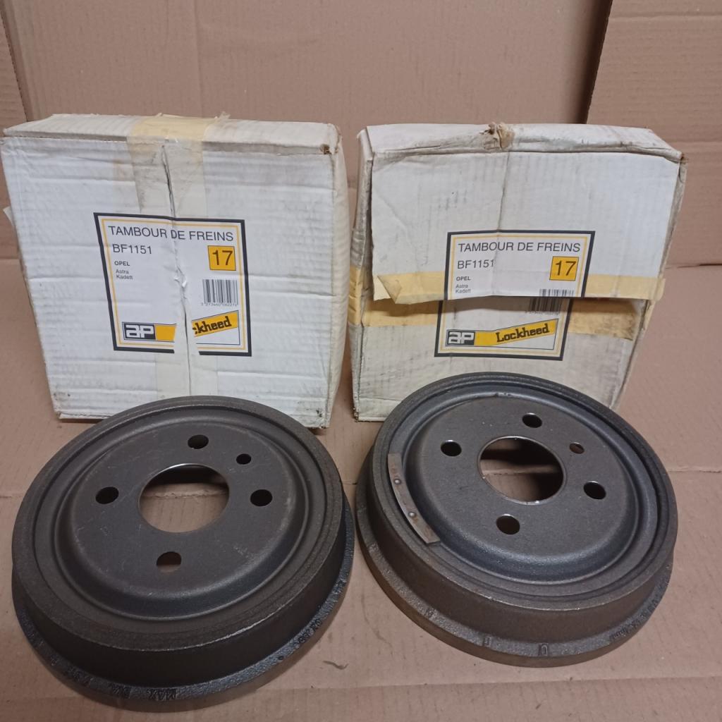 Paire de tambours arrière Opel GT Coupé Kadett D E LesAnciennes.com
