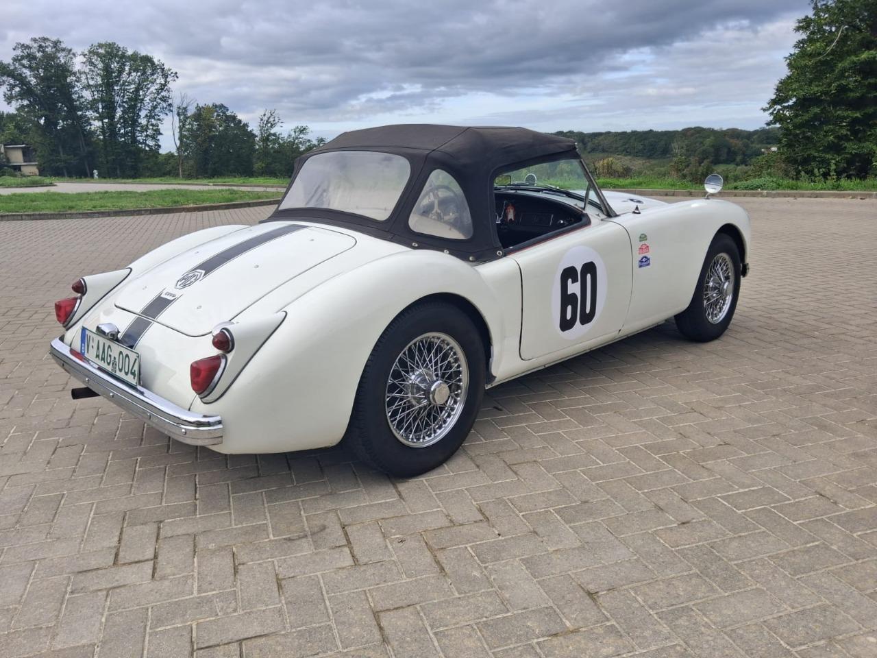 MG MGA Cabriolet Roadster - 1960 LesAnciennes.com