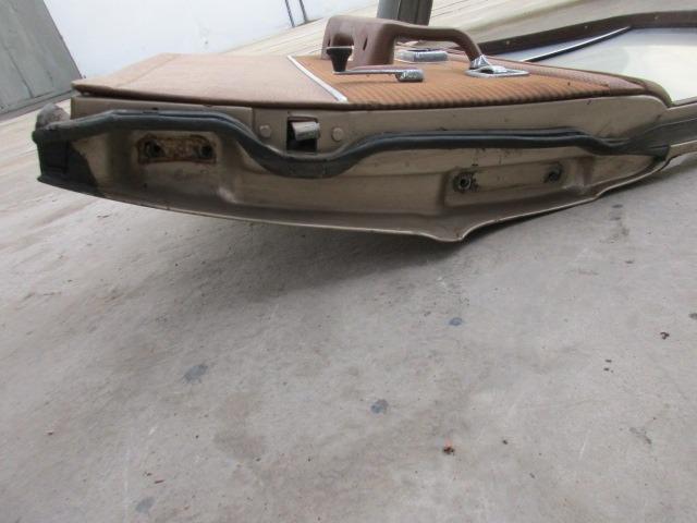 Porte arrière gauche Mercedes W114 LesAnciennes.com