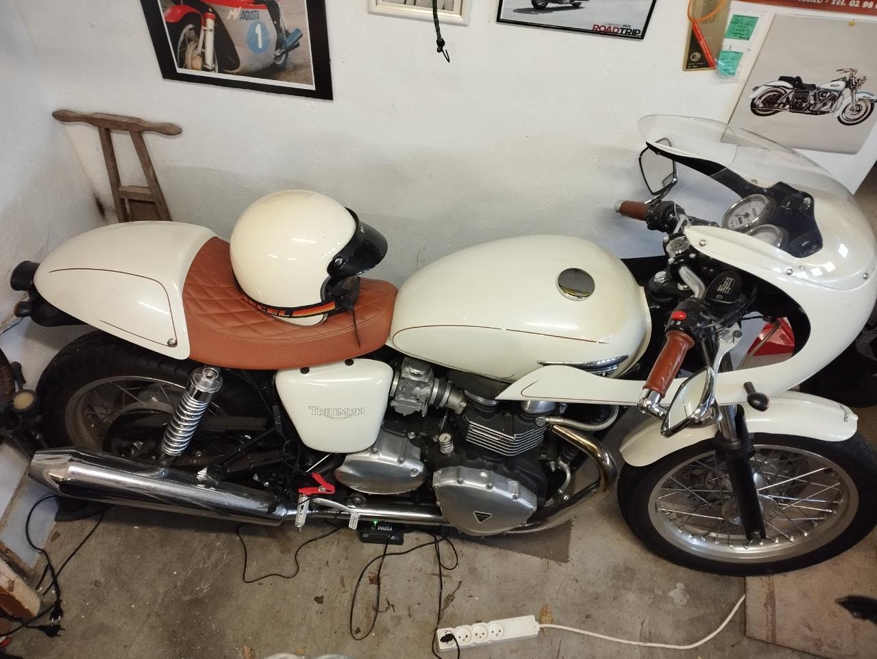 TRIUMPH Thruxton 900 café racer LesAnciennes.com