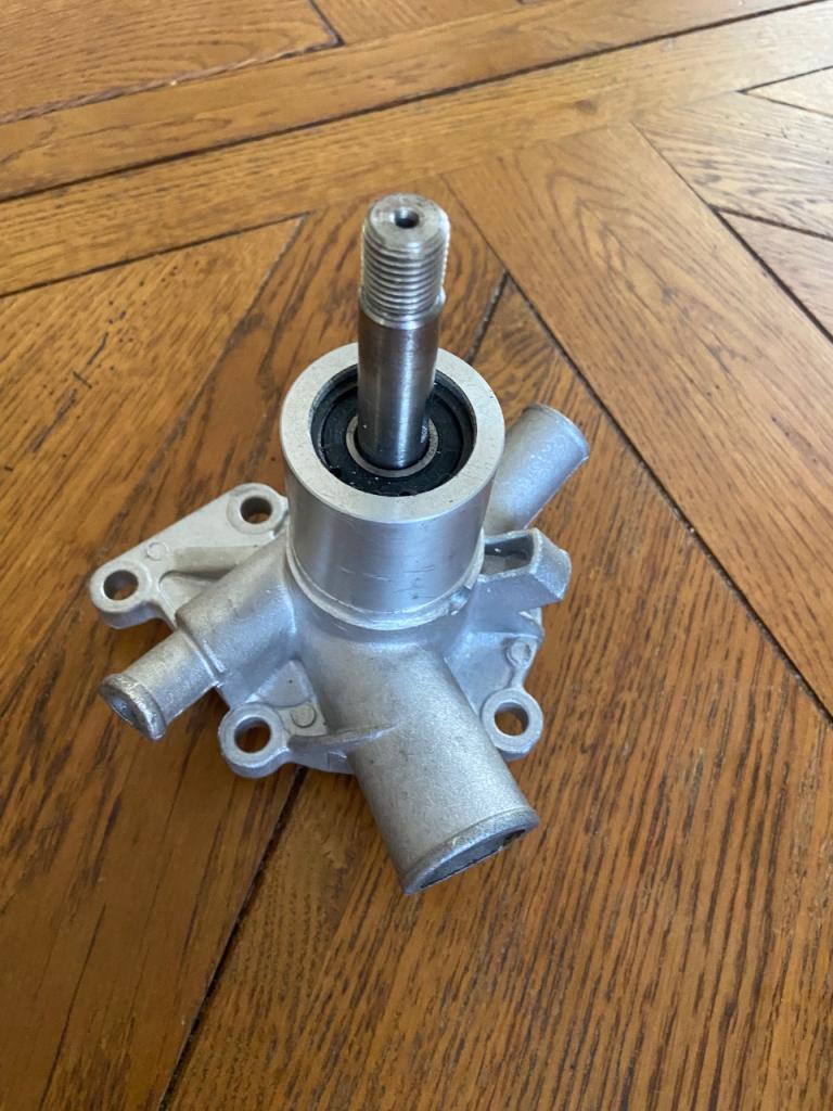 Pompe à eau Peugeot 304 neuve ventilo debrayable LesAnciennes.com