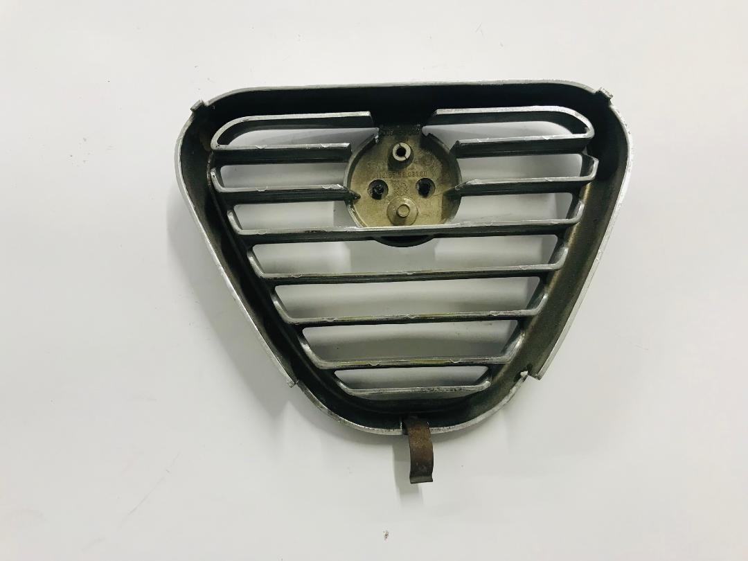 Calandre central ALFA ROMEO Alfetta LesAnciennes.com