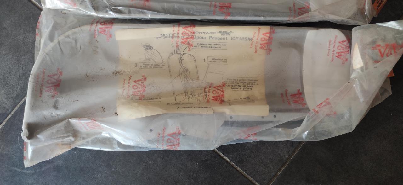 Protège jambes PEUGEOT 102 NMT gris métallisé LesAnciennes.com