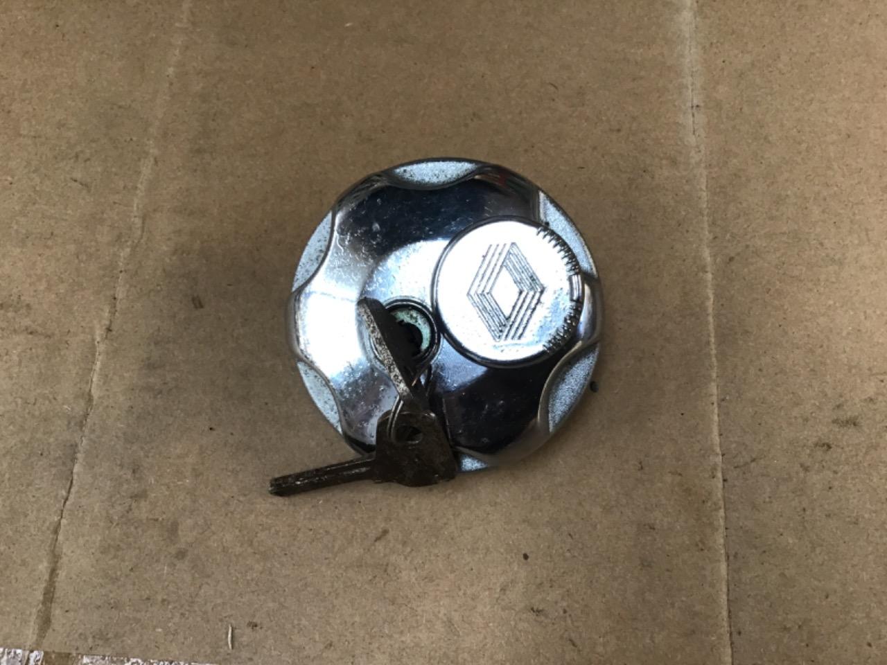 BOUCHON RÉSERVOIR CHROMÉ RENAULT 18 (R18) R20 LesAnciennes.com