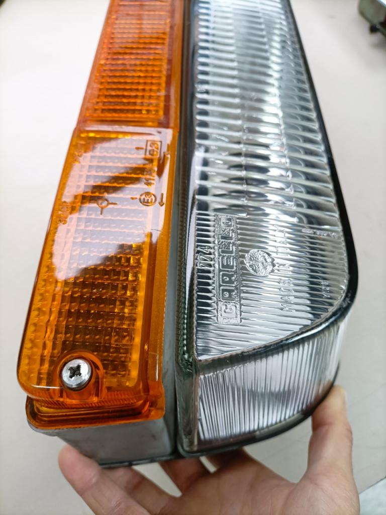 Feu avant droit pour Ferrari 328 LesAnciennes.com