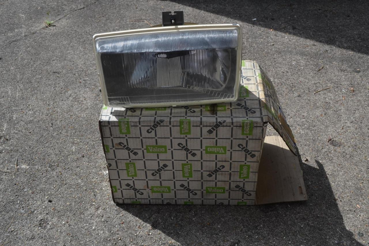 Phare G CIBIE PEUGEOT 305, H4, neuf LesAnciennes.com