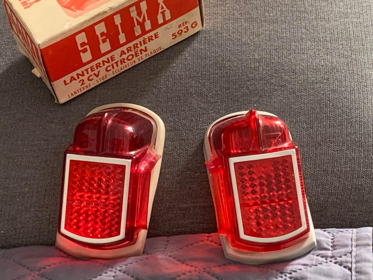 Cabochons arrières Seima Citroen 2 CV LesAnciennes.com