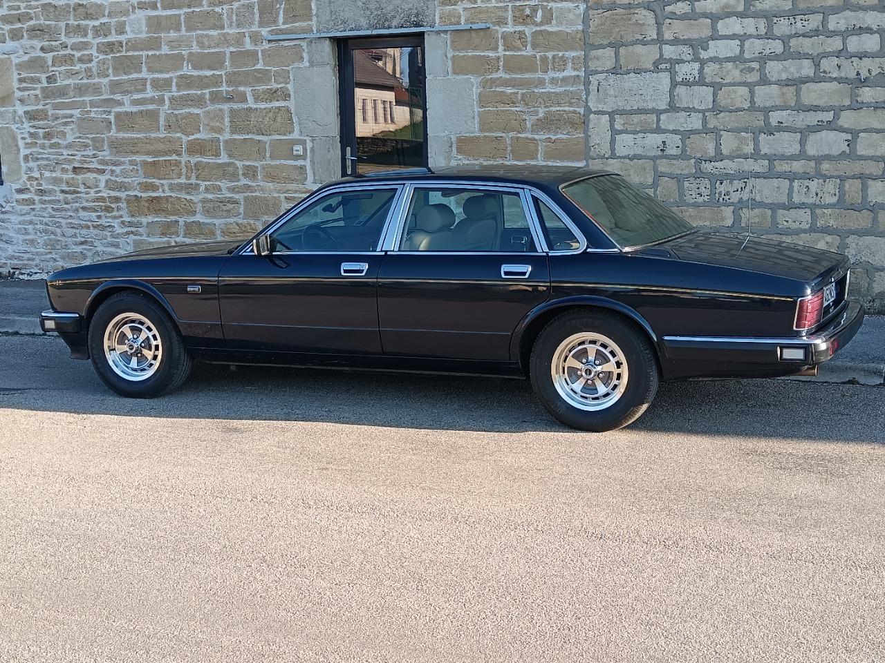 JAGUAR XJ40 SOVEREIGN - 1989 LesAnciennes.com