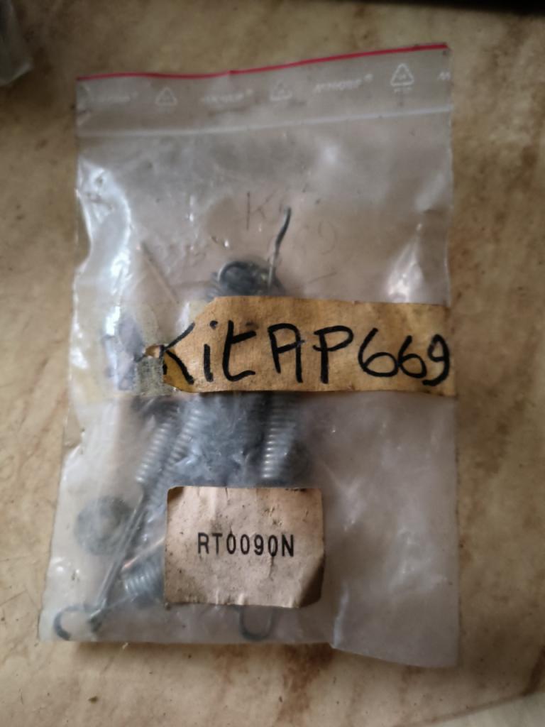 Pièces RENAULT 9 (R9)Kit ressorts mâchoires frein LesAnciennes.com