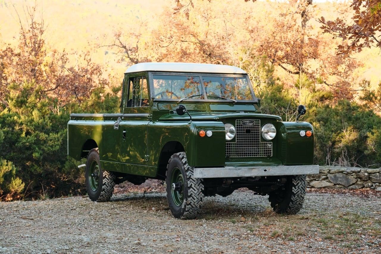 1969 Land Rover Series IIA 109" LesAnciennes.com