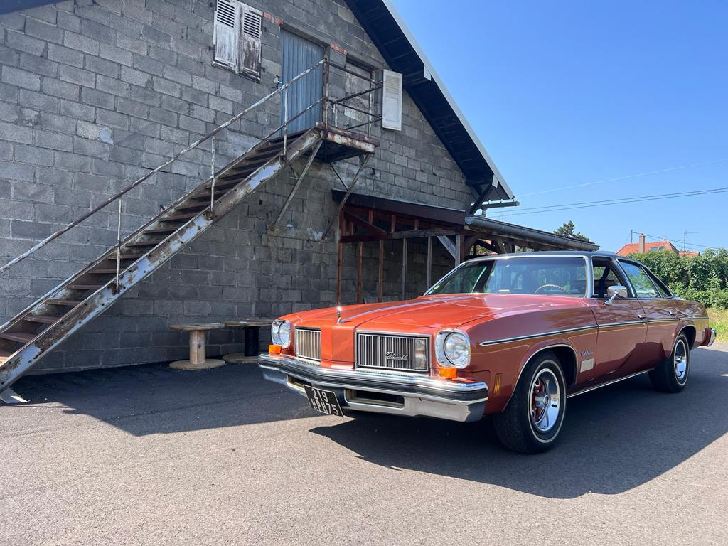 OLDSMOBILE Cutlass Suprême Sedan - 1975 LesAnciennes.com