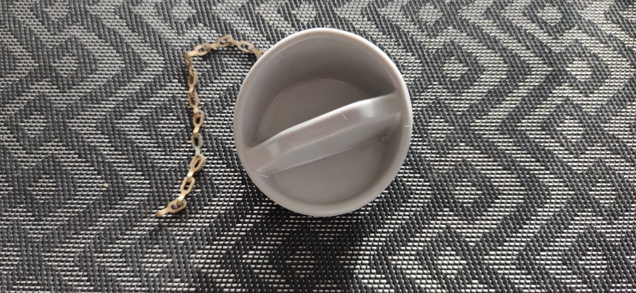 Bouchon essence avec chainette RENAULT 5 (R5) LesAnciennes.com