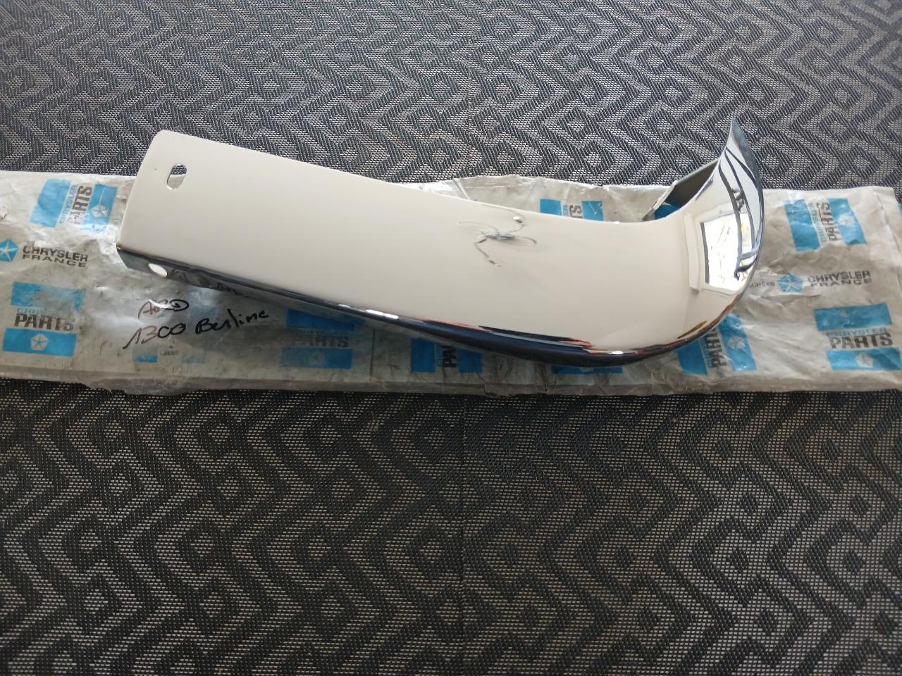 Crosse arrière droite pare choc SIMCA 1300 berline LesAnciennes.com