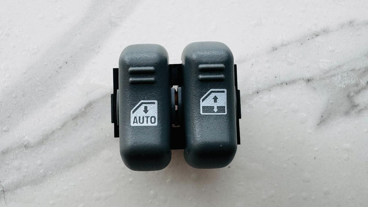 Commande de lèves vitres coté conducteur LesAnciennes.com