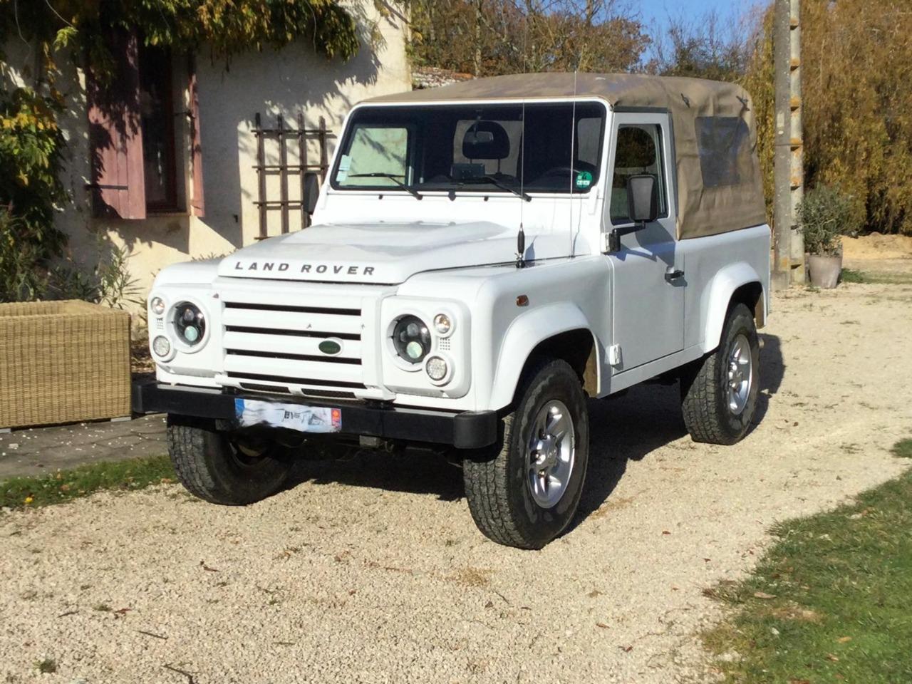 LAND ROVER Defender TD4 Soft Top - 2011 LesAnciennes.com