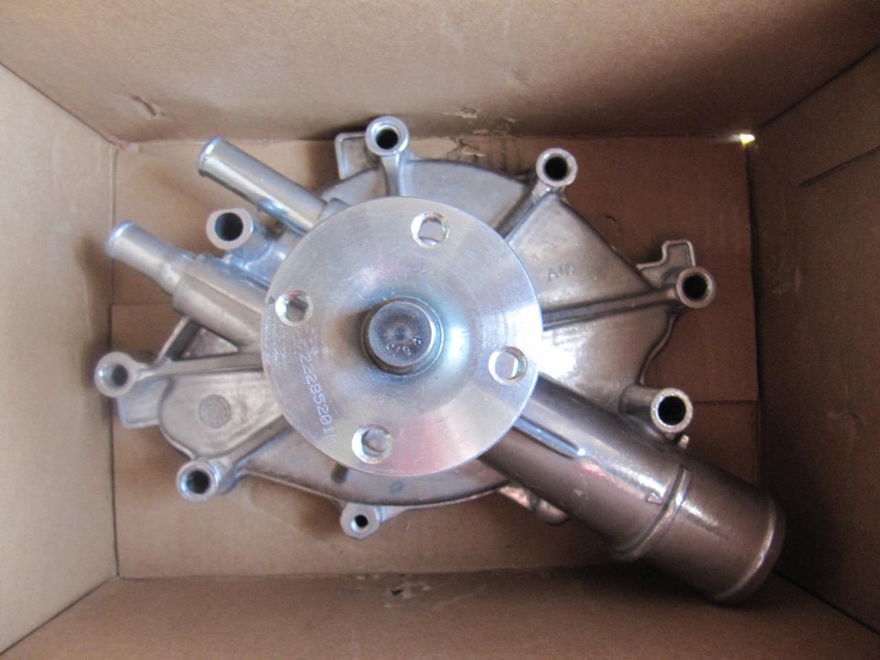 POMPE A EAU LesAnciennes.com