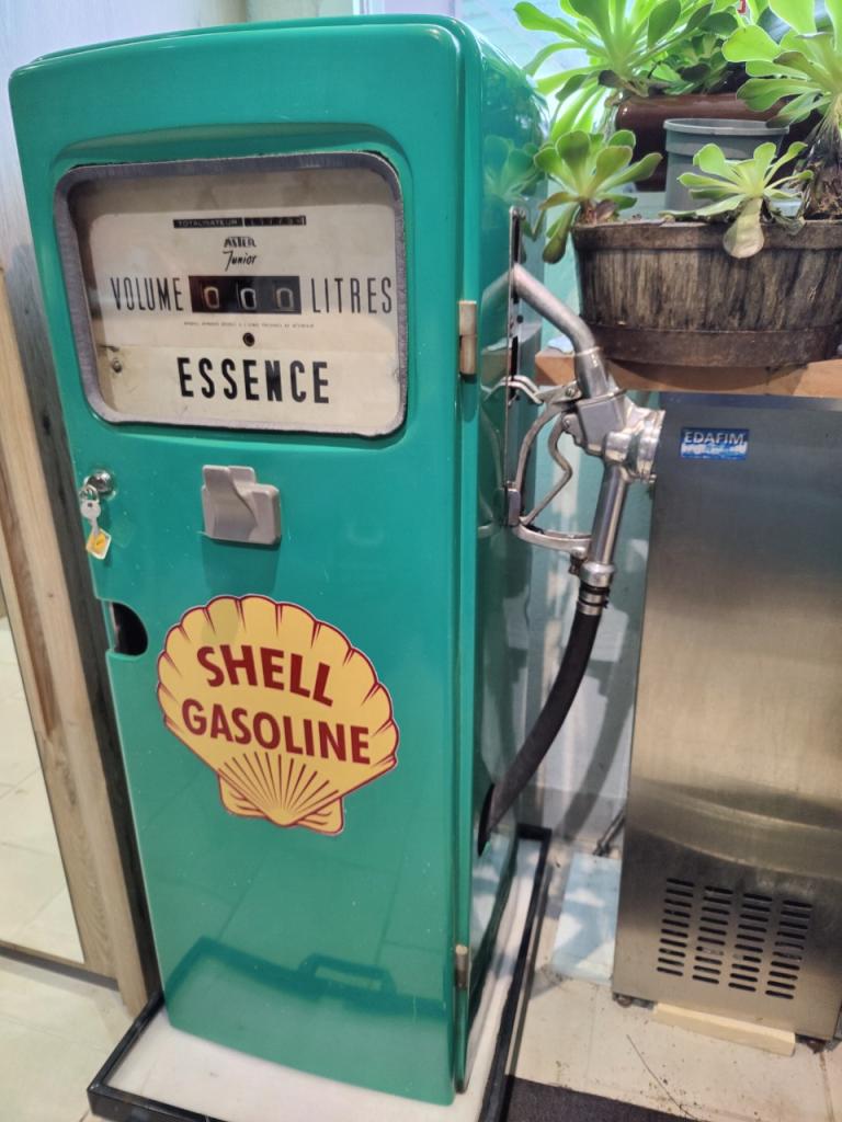 Pompe a essence LesAnciennes.com