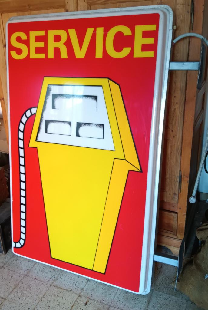 Ancienne enseigne lumineuse station essence LesAnciennes.com