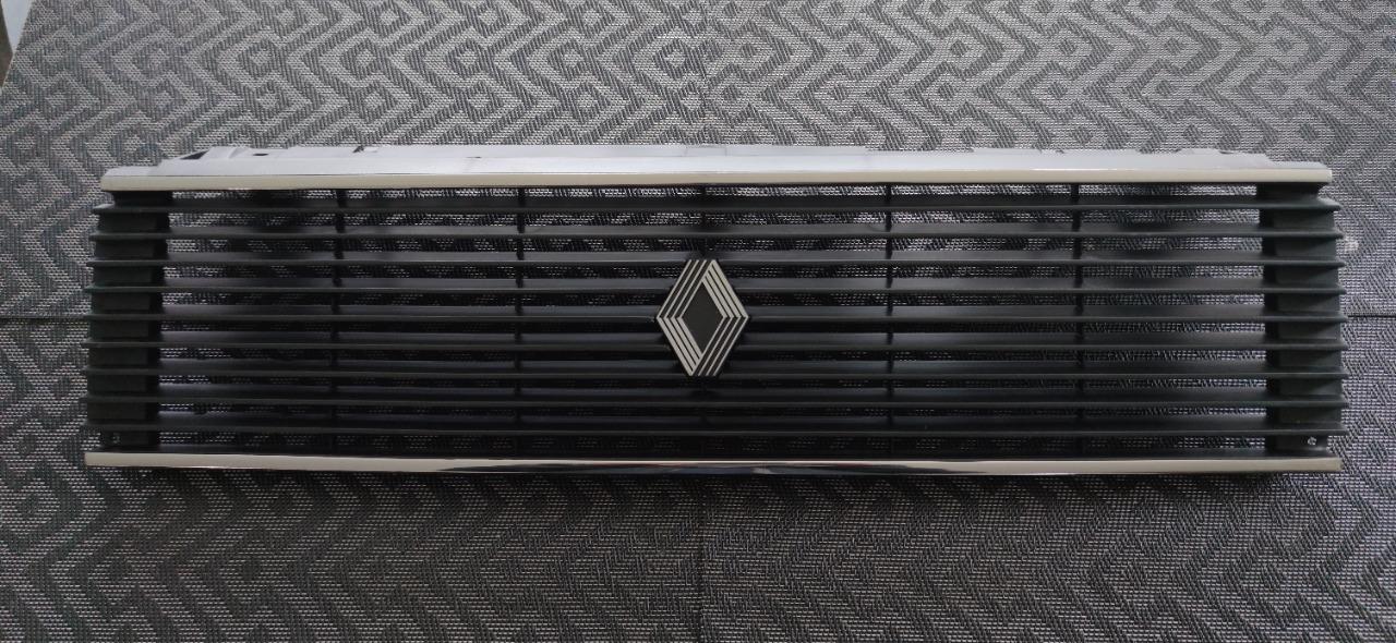 Calandre RENAULT 9 (R9) série 1 LesAnciennes.com