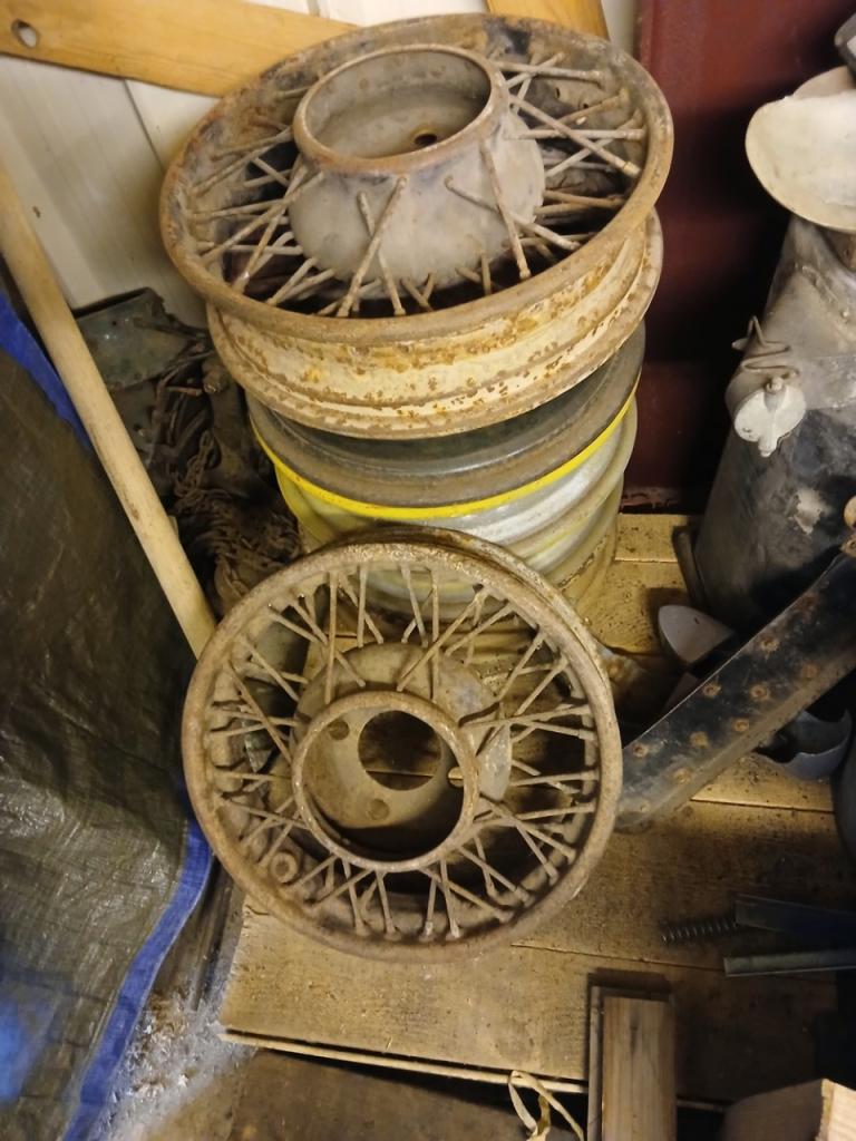 Jantes ROUE A RAYON roue a rayon 4 trous 140x40 ou LesAnciennes.com