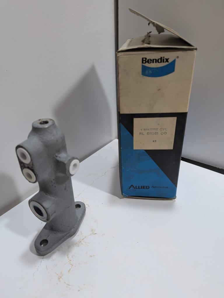 Maitre cylindre Renault R5 R6 rodeo 6 R16 611361 LesAnciennes.com