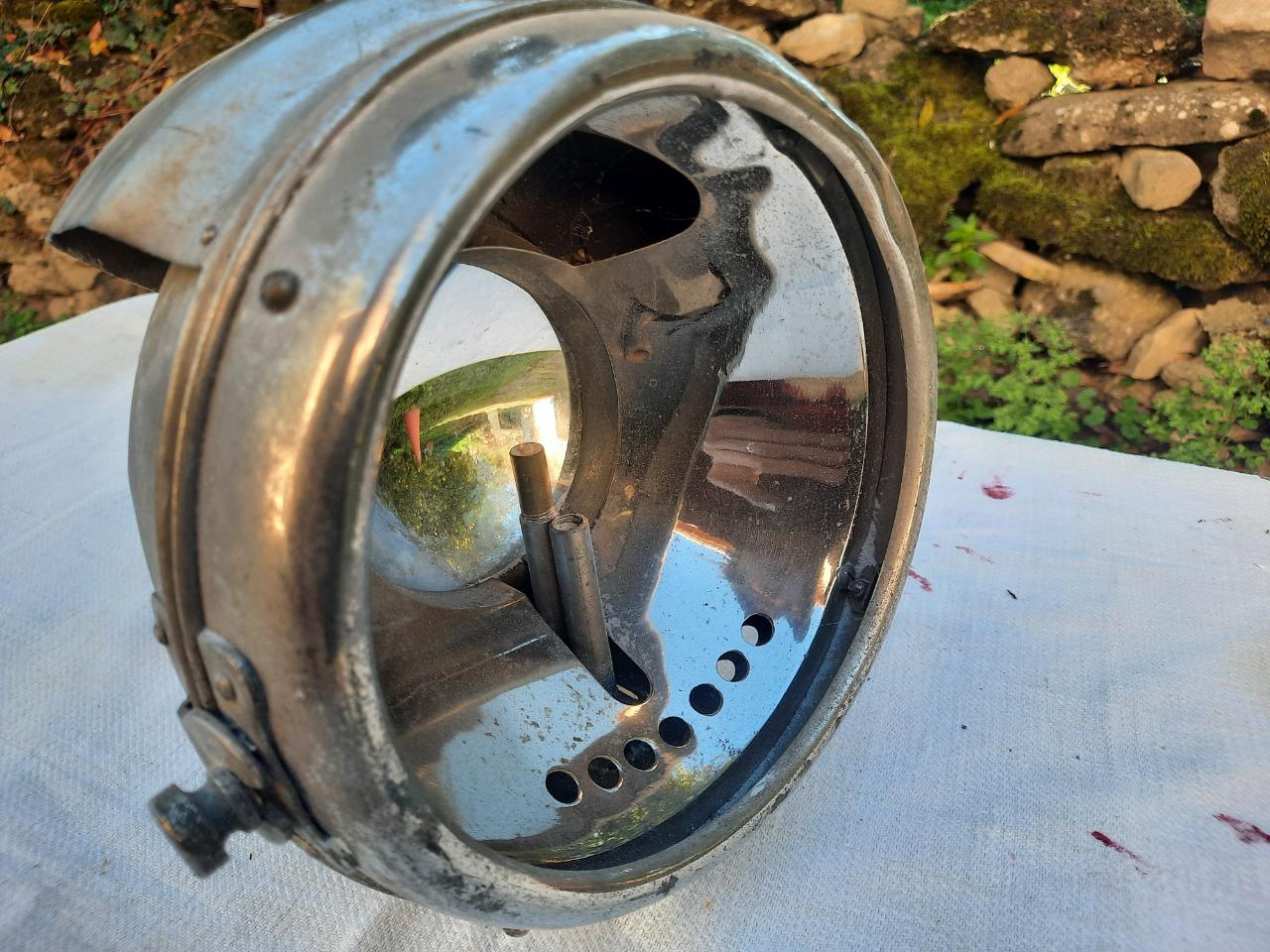 Phare fouilleur "l'oeil de secours" LesAnciennes.com