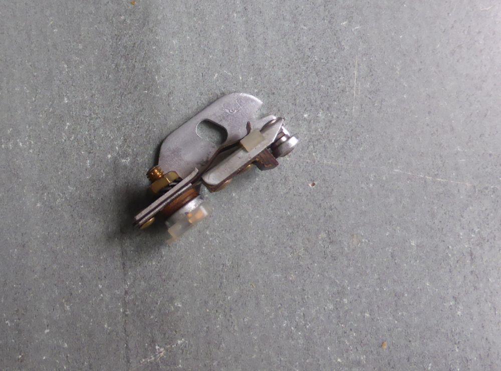 Rupteur / Vis platinés Magnéclair LesAnciennes.com