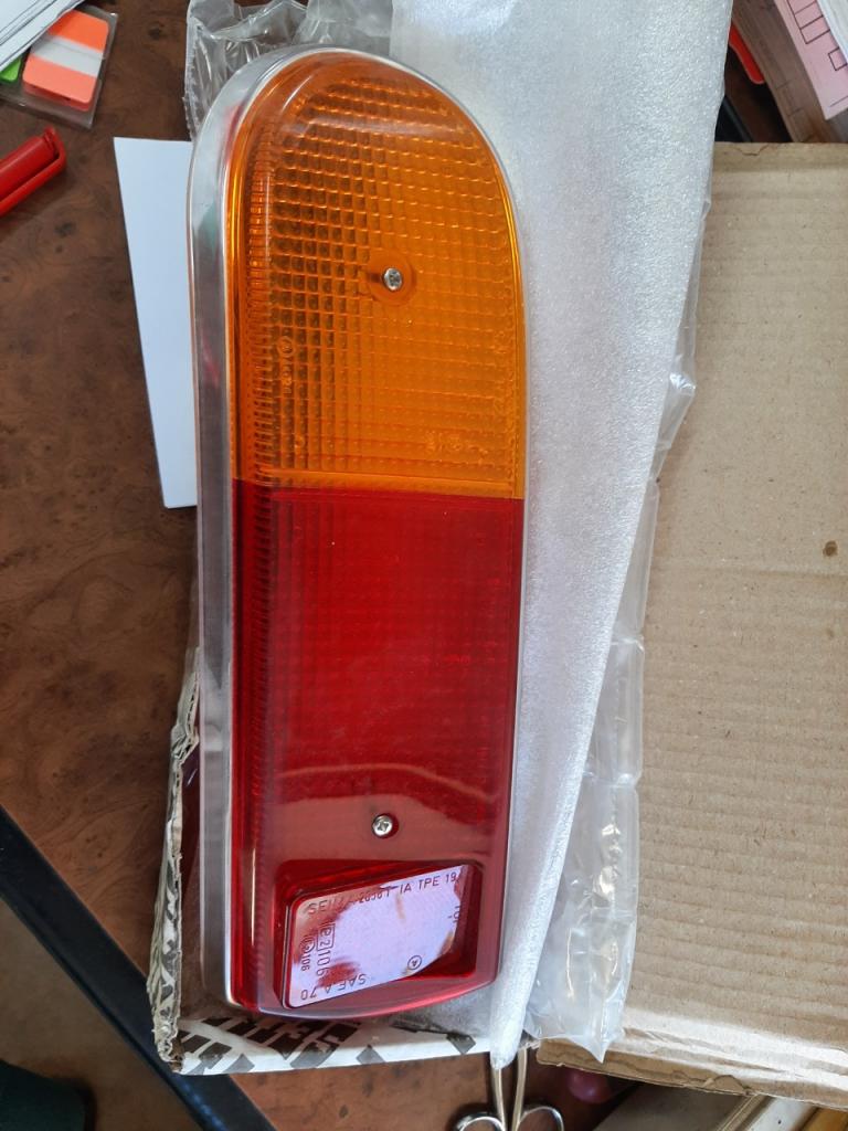 Transparent feu AR PEUGEOT 204 LesAnciennes.com