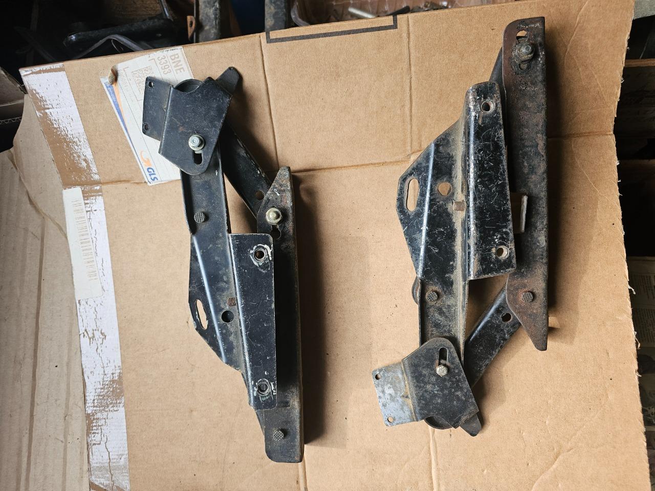 Charnière de capot CITROEN DS LesAnciennes.com