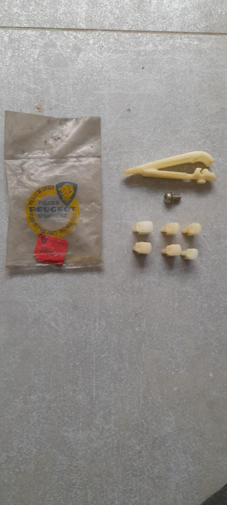 PEUGEOT 504 pièces neuves toit ouvrant LesAnciennes.com