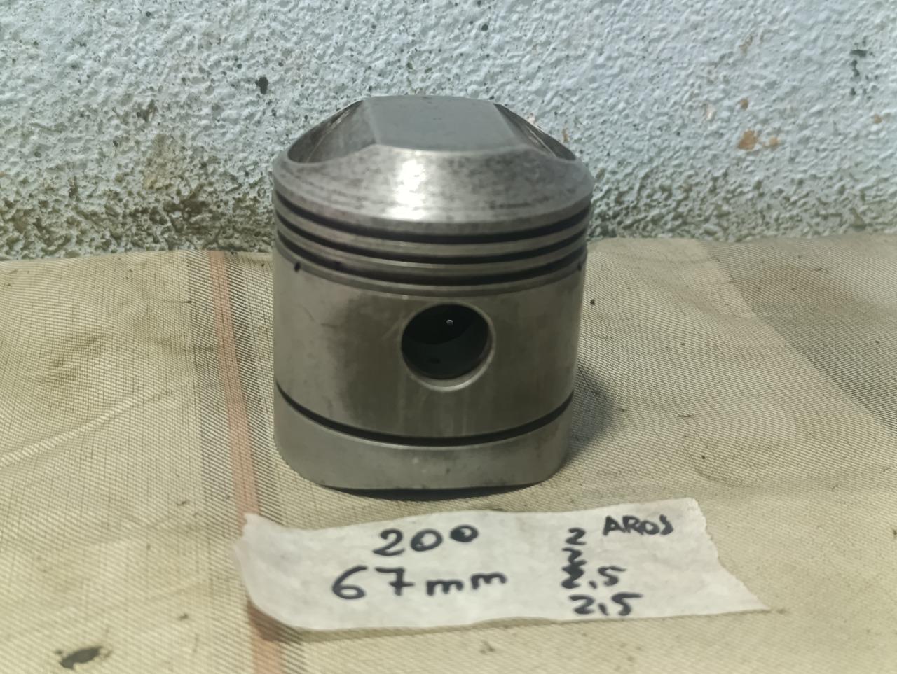 Piston Tarabusi Ducati 200 67mm d'occasion LesAnciennes.com