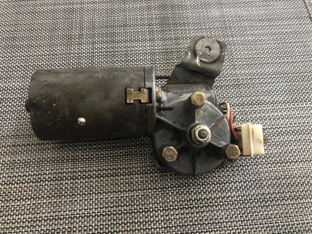 Moteur essuie glace VOLKSWAGEN Golf 1 LesAnciennes.com