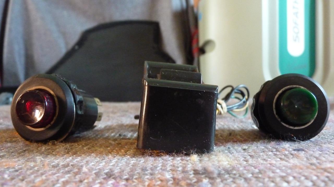 Pièces Touring 2000 Tii Interrupteurs vert & rouge LesAnciennes.com