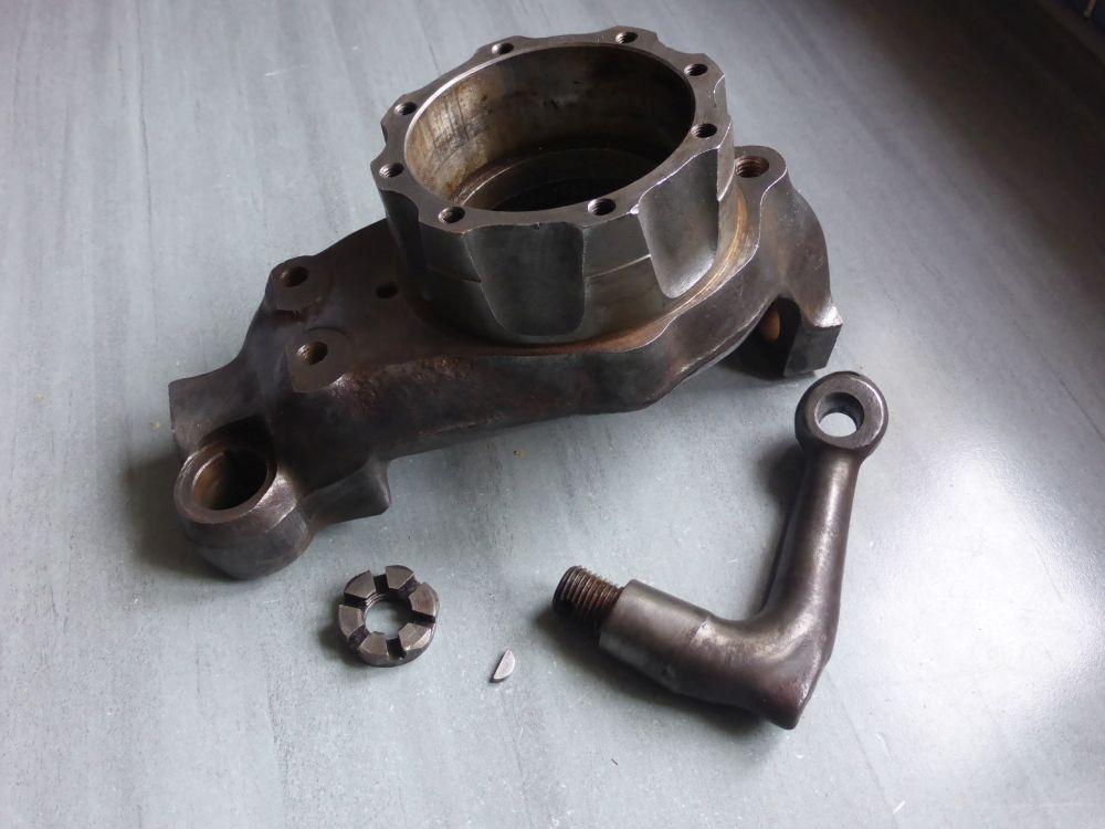 Pivot gauche (moyeu de roue) (441.253) LesAnciennes.com