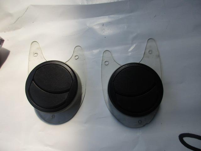 Prises d' air vitres triangles avant Ferrari F40L LesAnciennes.com