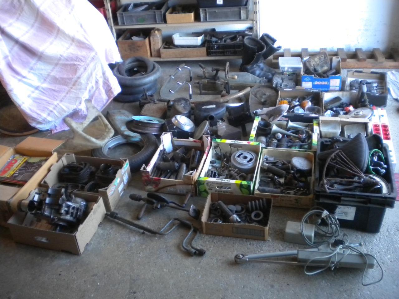 Pièces LOT PIECES MOTO auto , moteur , divers LesAnciennes.com