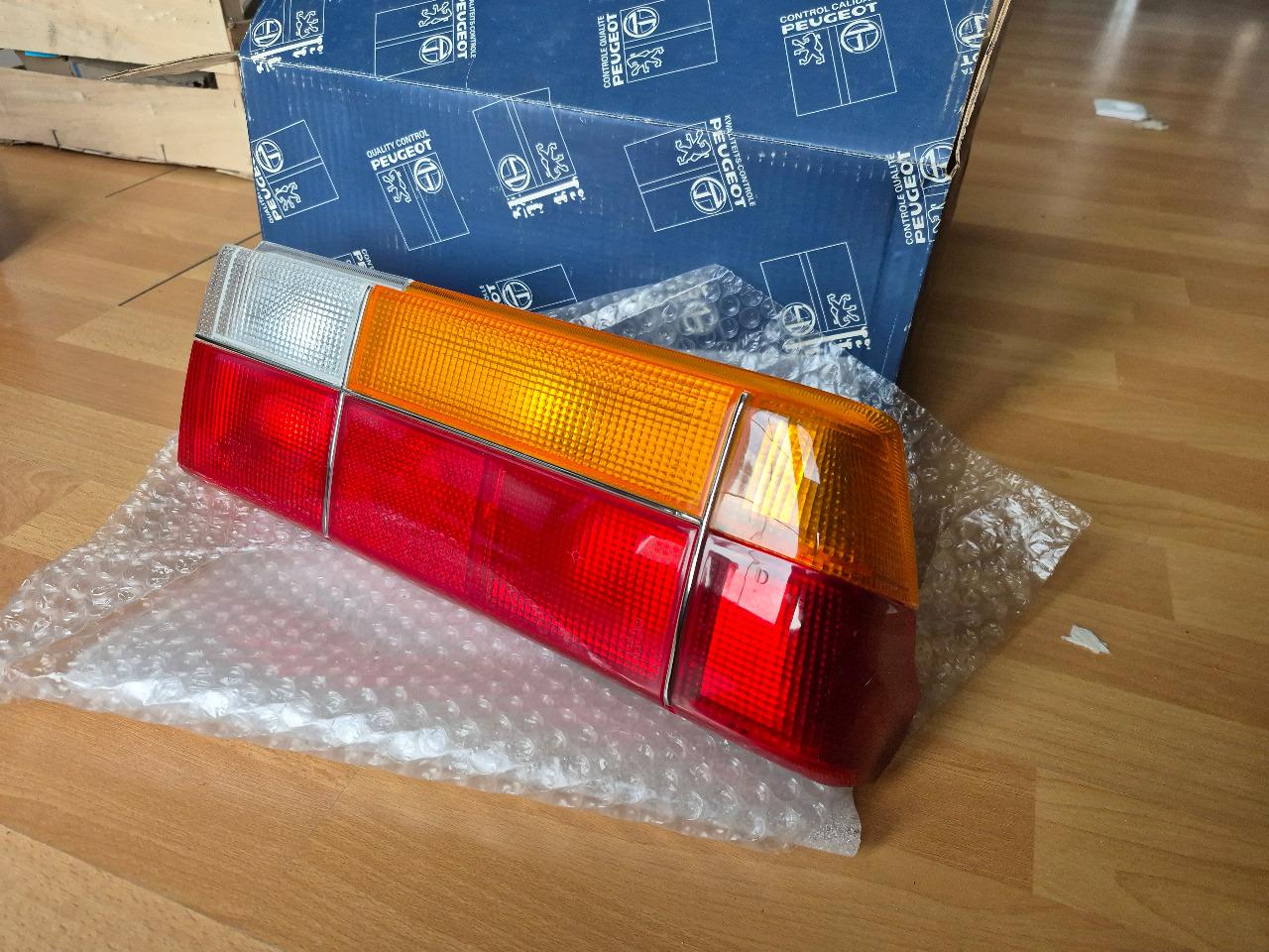 Feu AR D Peugeot 305 Phase 2 LesAnciennes.com