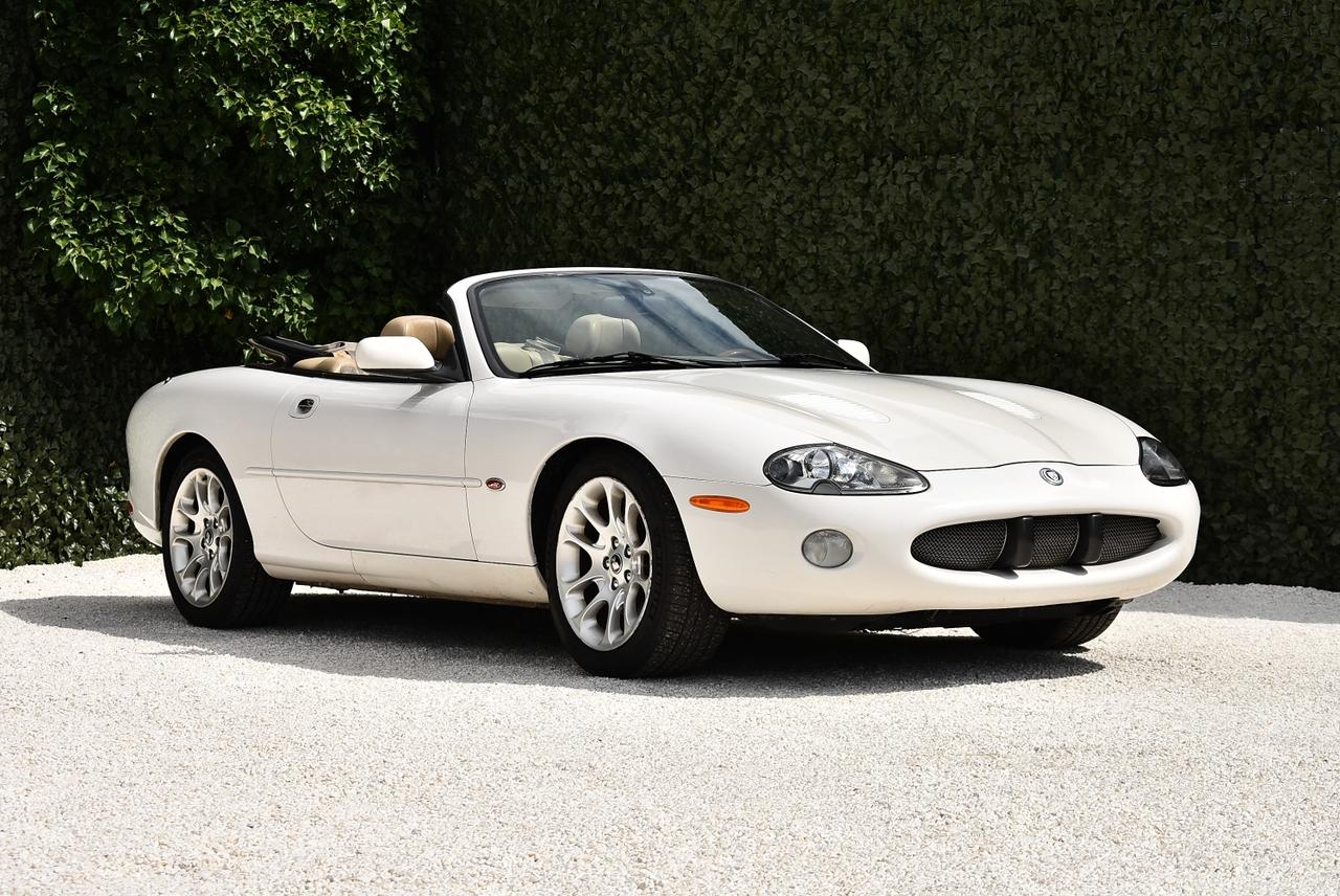 2001 Jaguar XKR Convertible "Supercharged" 4,0L V8 LesAnciennes.com