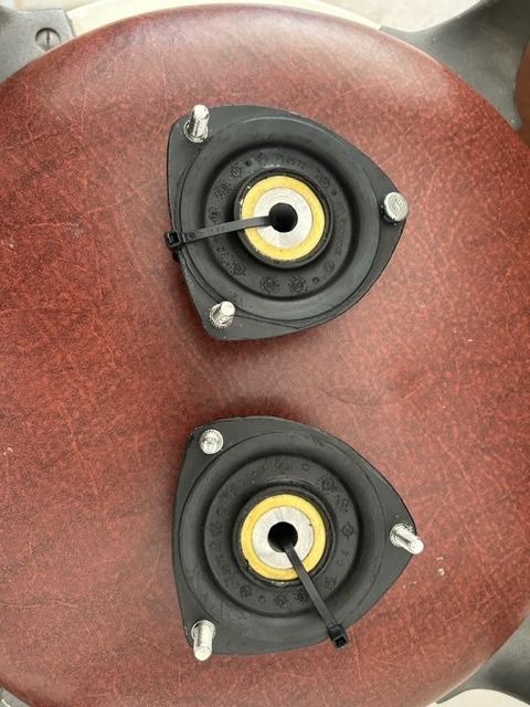 Supports d'amortisseurs Lamborghini Urraco LesAnciennes.com