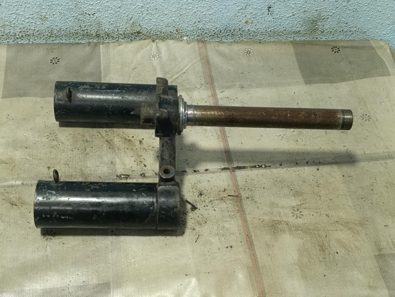 Té inférieur avec cache-poussière Ducati 175 250 LesAnciennes.com