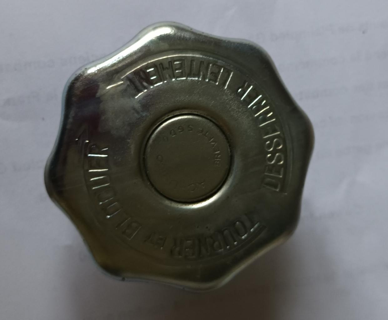 Bouchon RENAULT 4CV LesAnciennes.com