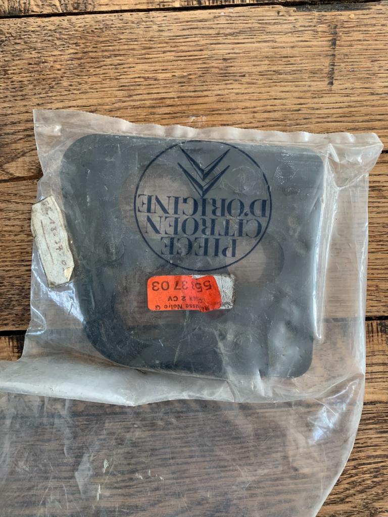 Support clignotant gauche 2CV LesAnciennes.com