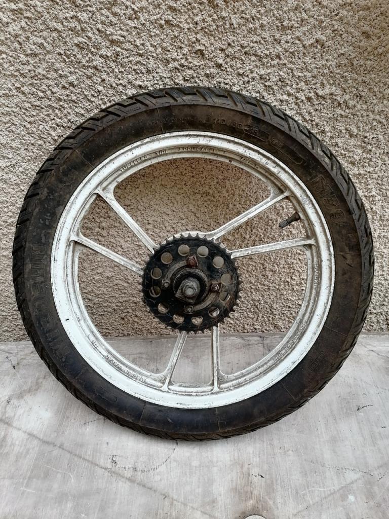 Roue arrière SUZUKI RG 125 Gamma LesAnciennes.com