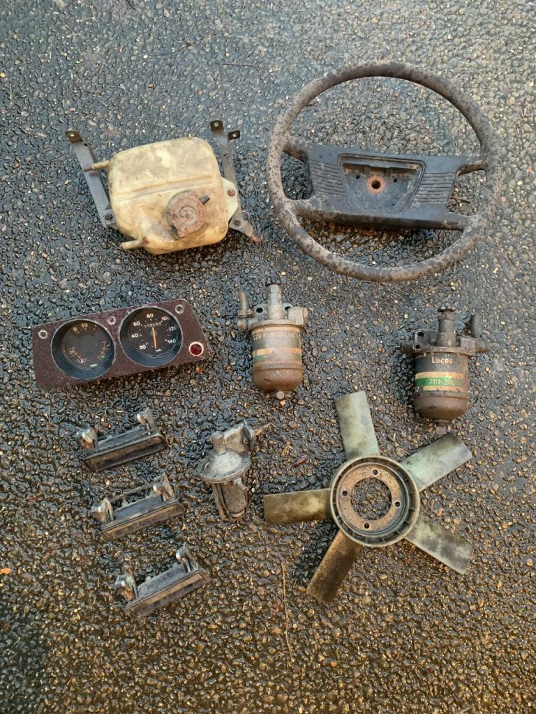 Lot de pièces PEUGEOT 504 LesAnciennes.com