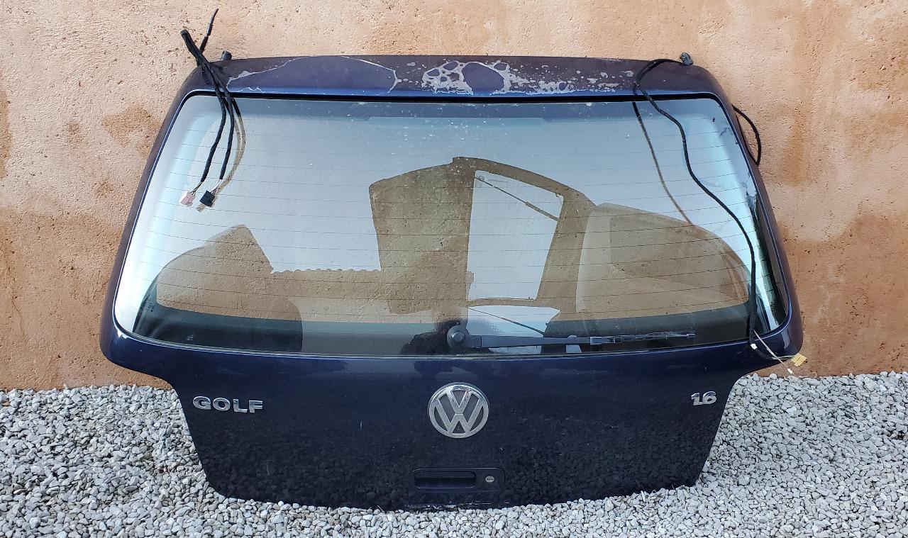 Hayon VOLKSWAGEN GOLF 4 TBEG mais avec un défaut LesAnciennes.com