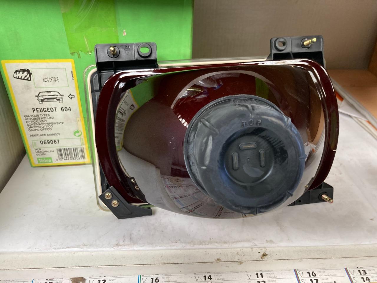 Optique avant gauche neuf PEUGEOT 604 LesAnciennes.com