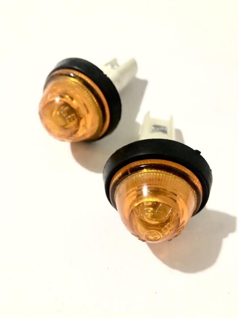 Paire de clignotants latéraux FIAT 124 spider LesAnciennes.com